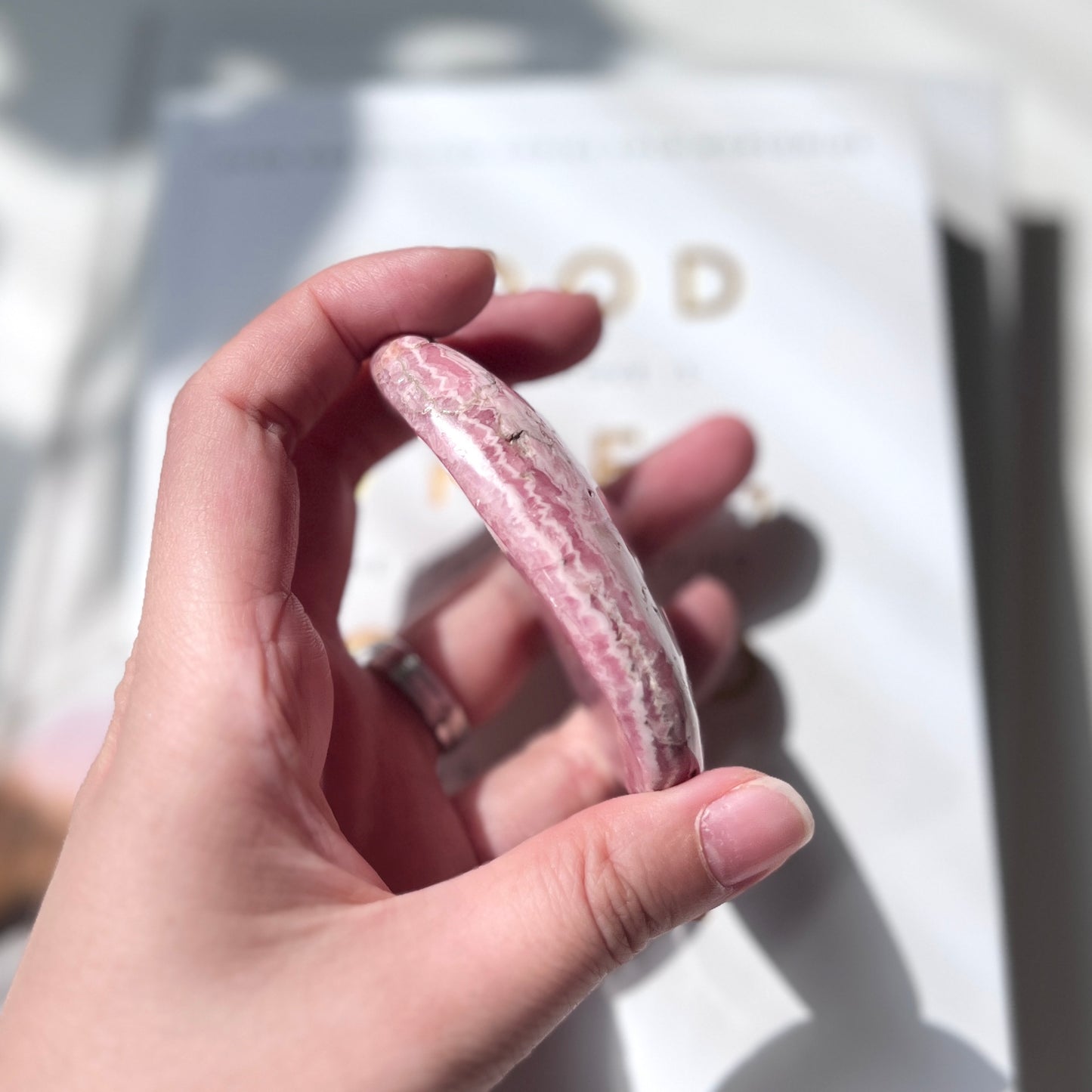 Rhodochrosite Palm Stone 紅紋石