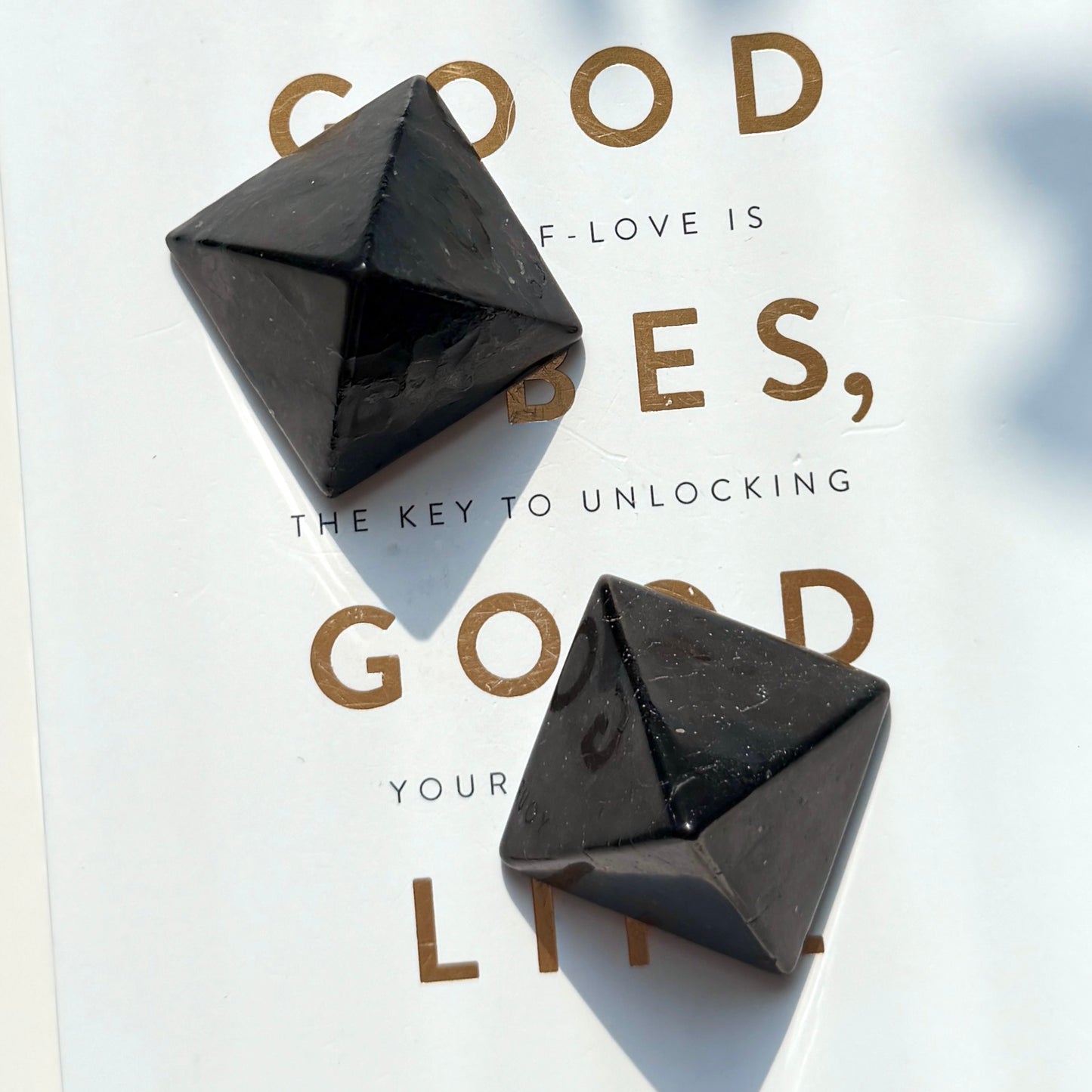 Shungite Pyramid 3.5cm 次石墨
