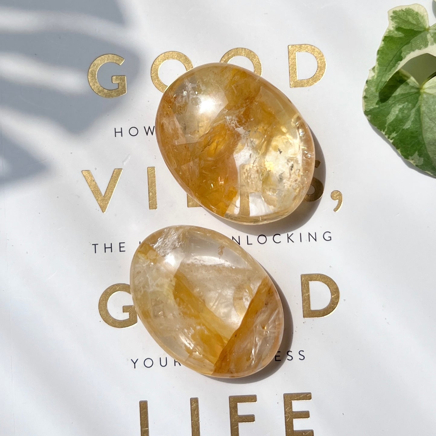 Golden Healer Quartz Palm Stone 黃金療癒者石英
