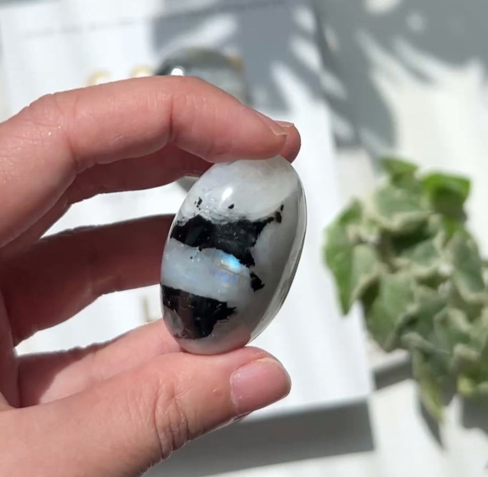 Moonstone Palm Stone 月亮石