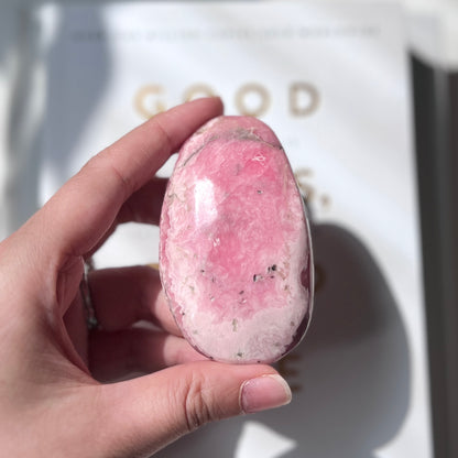Rhodochrosite Palm Stone 紅紋石
