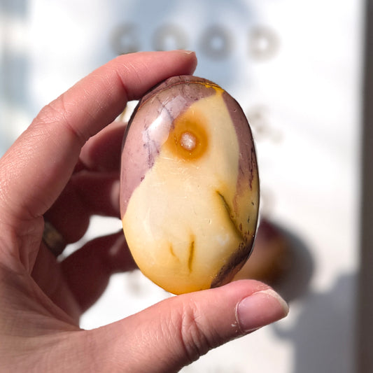 Mookaite Palm Stone 魔凱石