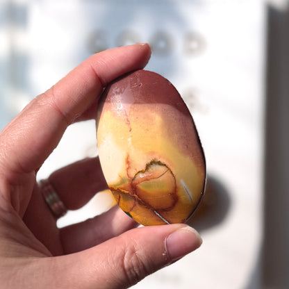 Mookaite Palm Stone 魔凱石