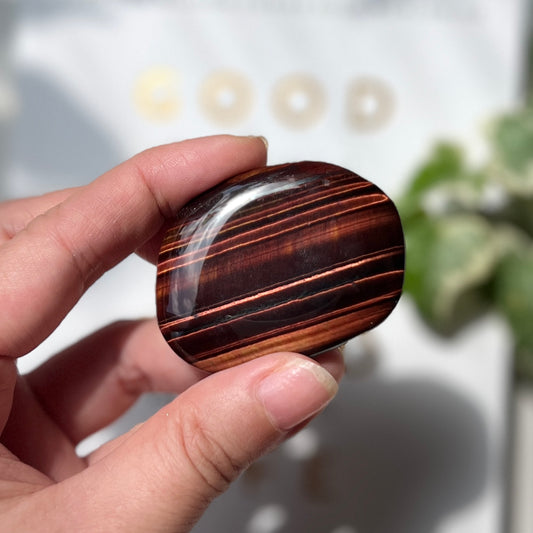Red Tiger’s Eye Palm Stone 紅虎眼石