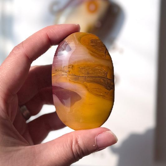 Mookaite Palm Stone 魔凱石