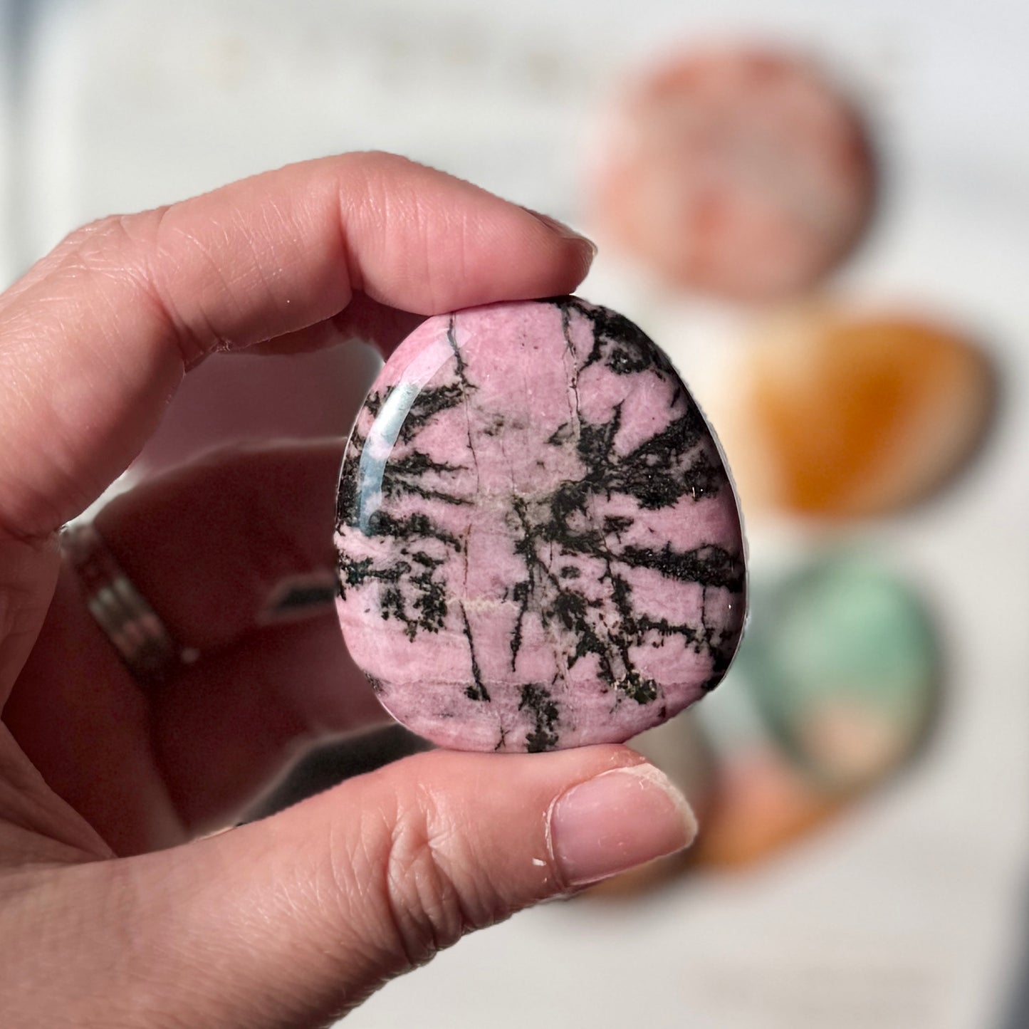 Rhodonite Palm Stone 薔薇輝石