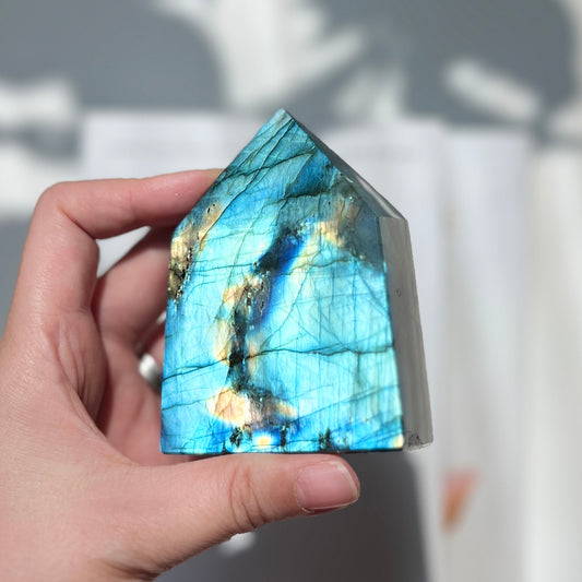 Labradorite Tower 拉長石