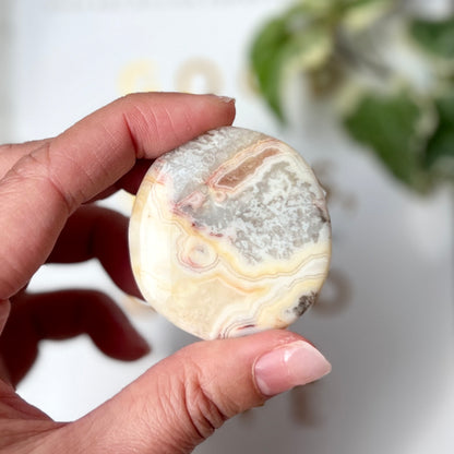 Crazy Lace Agate Palm Stone 瘋狂蕾絲瑪瑙