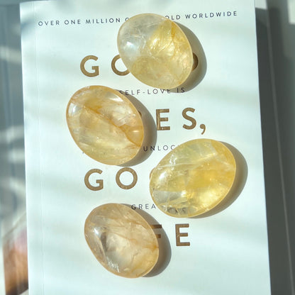 Golden Healer Quartz Palm Stone 黃金療癒者石英