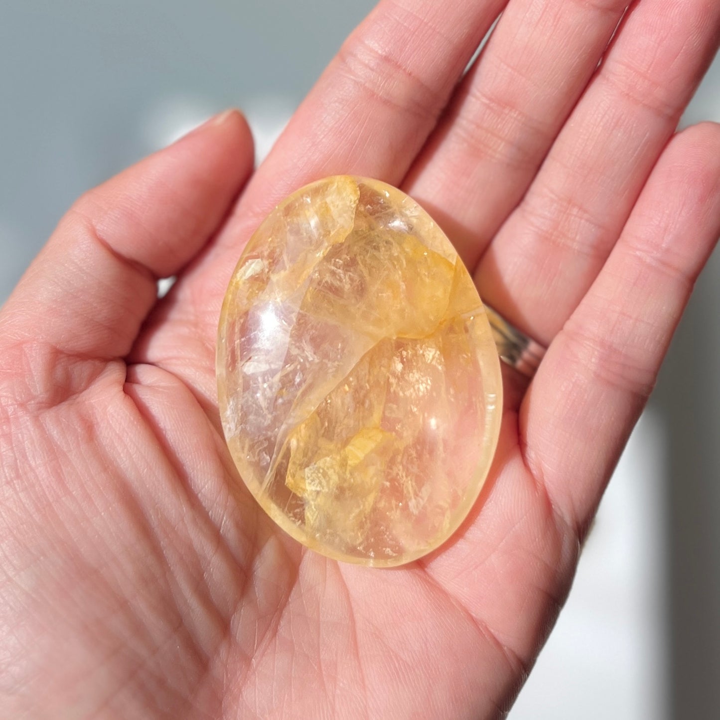 Golden Healer Quartz Palm Stone 黃金療癒者石英