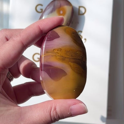 Mookaite Palm Stone 魔凱石