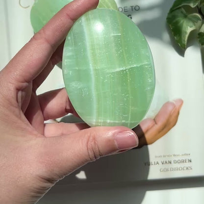 Pistachio Calcite Palm Stone 開心果方解石