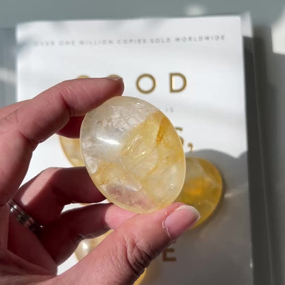 Golden Healer Quartz Palm Stone 黃金療癒者石英