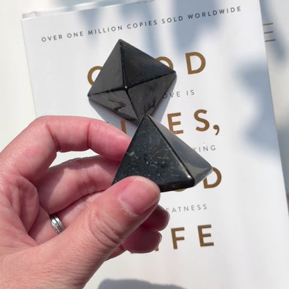 Shungite Pyramid 3.5cm 次石墨