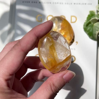 Golden Healer Quartz Palm Stone 黃金療癒者石英