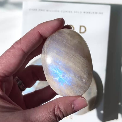 Moonstone Palm Stone 月亮石