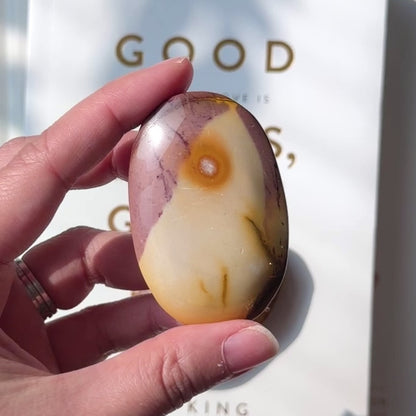 Mookaite Palm Stone 魔凱石